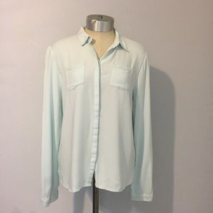 ✨ MAKE OFFER ✨

{LAUREN CONRAD} SUPER SOFT BUTTON DOWN SHIRT